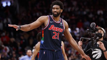 Joel Embiid, basketteur camerounais et&nbsp;pivot de l'équipe de Philadelphie (NBA), entame des démarches pour être naturalisé français. (COLE BURSTON / GETTY IMAGES NORTH AMERICA VIA AFP)