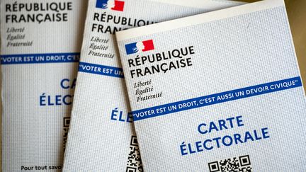 Des cartes électorales, à Paris, le 3 avril 2022. (ALINE MORCILLO / HANS LUCAS / AFP)