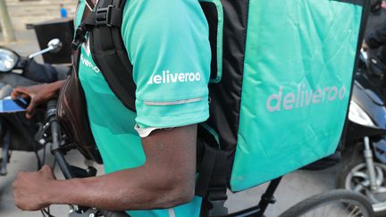 Un livreur Deliveroo au rassemblement parisien, le 10 août 2019. (JACQUES DEMARTHON / AFP)