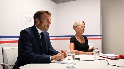 Le président de la République, Emmanuel Macron, et la Première ministre, Elisabeth Borne, le 18 août 2022, au fort de Brégançon (Var). (CHRISTOPHE SIMON / POOL)