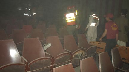 Des secours inspectent le cin&eacute;ma Shama, &agrave; Peshawar (Pakistan), apr&egrave;s un attentat &agrave; la grenade, le 11 f&eacute;vrier 2014. (KHAN RAZIQ / ANADOLU AGENCY / AFP)