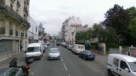 La rue Charles-Schmidt &agrave; Saint-Ouen (Seine-Saint-Denis), o&ugrave; un homme a &eacute;t&eacute; touch&eacute;e &agrave; la t&ecirc;te, le 24 novembre 2013. ( GOOGLE MAPS / FRANCETV INFO )