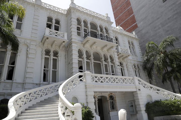 Le musée Sursock de Beyrouth n'a plus aucune vitre depuis l'explosion du 4 août.&nbsp; (ANWAR AMRO / AFP)