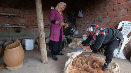 Sabiha, qui n'a pas d'enfant, a formé sa belle-sœur Khadija et plusieurs potières de la région. Elle compte transmettre son art à la future épouse de son neveu, qui doit quitter l'usine pour s'installer à la ferme après son mariage. Elle veut que toutes ses techniques restent dans la famille. La potière pense que Khadija "sera plus libre (et qu')elle aura plus de dignité", mais cette dernière s'inquiète : "C'est un travail de passionnée, on ne peut pas te forcer, il faut de la volonté." (FETHI BELAID / AFP)