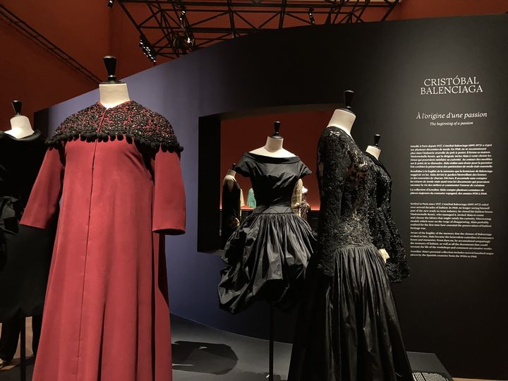 Exposition "Azzedine Alaia, couturier collectionneur" au Palais Galliera à Paris : modèles de Balenciaga, septembre 2023 (Corinne Jeammet)