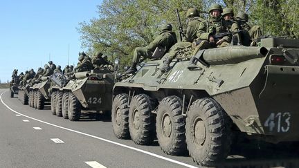 Des soldats russes patrouillent &agrave; Belgorod, pr&egrave;s de la fronti&egrave;re russo-ukrainienne, le 25 avril 2014.&nbsp; ( REUTERS)