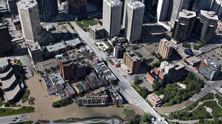 Le centre-ville de Calgary (Canada) est inond&eacute; apr&egrave;s la crue de la rivi&egrave;re Bow, le 22 juin 2013. (ANDY CLARK / REUTERS)