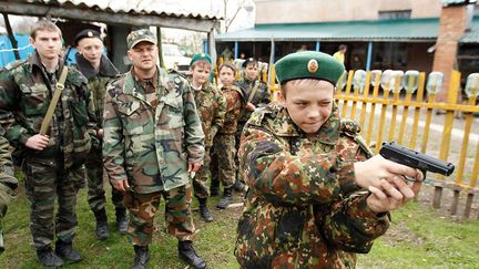 avec un révolver sont au menu des cours.
 
 (REUTERS / Eduard Korniyenko)