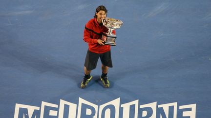 Après avoir remporté son premier sacre majeur sur gazon l'année précédente, Rafael Nadal s'offre son premier Grand Chelem sur dur en Australie, le 2 février 2009, écartant Roger Federer (7-5, 3-6, 7-6, 3-6, 6-2), contre qui il a alors joué sept de ses huit finales en Grand Chelem. (TORSTEN BLACKWOOD / AFP)