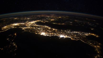 &nbsp; (L'Italie vue de nuit le 25 janvier 2012 par un satellite © Maxppp)