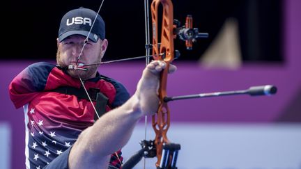 L'archer américain Matt Stutzman, né sans bras, en train de tirer lors des Jeux paralympiques de Tokyo 2020 au Japon. (BOB MARTIN/OIS / MAXPPP)