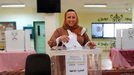 Une Saoudienne dépose son bulletin de vote, à Djeddah (Arabie saoudite), le 12 décembre 2015. (- / AFP)