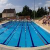 Des dizaines de jeunes se sont introduits dans la piscine de Beaugency&nbsp;(Loiret),&nbsp;pour profiter du bassin, le 2 juillet 2015. (PISCINE DE BEAUGENCY)