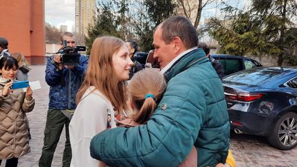 Denys retrouve ses enfants déportés en Russie. (THIBAULT LEFEVRE / RADIOFRANCE)