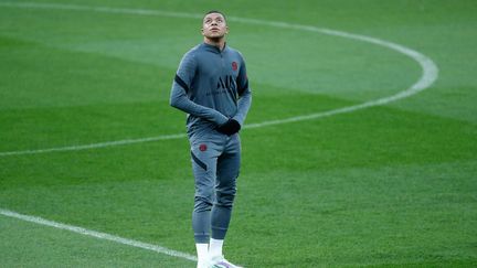 Kylian Mbappé découvre le Santiago Bernabeu alors que les rumeurs l'envoient au Real Madrid, à la veille des huitièmes de finale retour face aux Merengues, le 8 mars 2022. (OSCAR J BARROSO/SIPA)