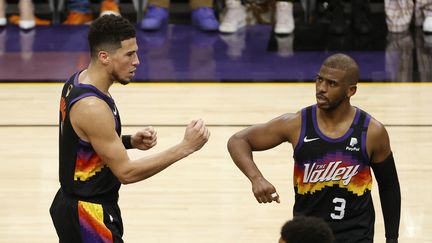 Devin Booker et Chris Paul célèbrent la victoire des Phoenix Suns face aux Milwaukee Bucks lors du match 2 de finale NBA, jeudi 8 juillet. (CHRISTIAN PETERSEN / Getty Images via AFP)