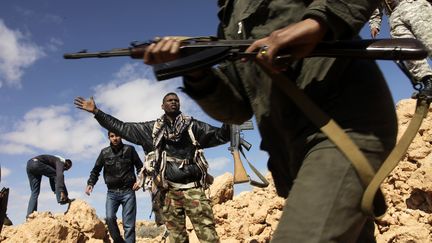 Des miliciens anti-Kadhafi en mars 2011 &agrave; Ben Jawad, en Libye. Depuis la chute du r&eacute;gime, les milices sont devenues incontr&ocirc;lables et menacent l'avenir du pays. (KUNI TAKAHASHI / GETTY IMAGES)