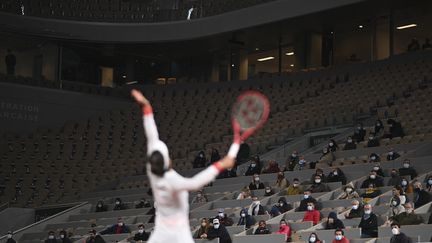 Des premiers rares spectateurs frigorifiés dimanche 27 septembre à Roland Garros. (ANNE-CHRISTINE POUJOULAT / AFP)