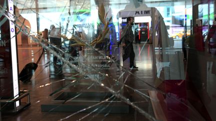 Des passagers marchent dans l'aéroport Atatürk d'Istanbul (Turquie), le 29 juin 2016. (IRINA / SPUTNIK / AFP)