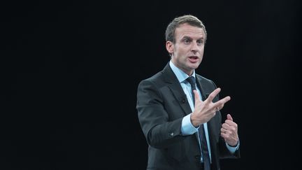 Emmanuel Macron, lors de son meeting au Palais des congrès de Paris, le 4 octobre 2016. (SOPHIE DUPRESSOIR / HANS LUCAS / AFP)