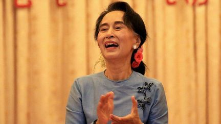 Cinq ans jour pour jour après sa libération de résidence surveillée, la lauréate du prix Nobel de la paix  Aung San Suu Kyi permet à son parti, autrefois interdit, d'accéder aux responsabilités. Les Birmans ont offert la majorité à Ligue nationale pour la démocratie (LND) lors des élections historiques de novembre 2015.  (Kyaw Kyaw / ANADOLU AGENCY)