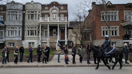 Les Français expatriés à Montréal ont fait la queue pendant plusieurs heures pour aller voter au premier tour de l'élection présidentielle, le 22&nbsp;avril 2017. (FRANCOIS ZELLER)