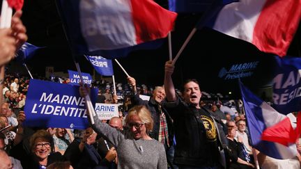 A Marseille (Bouches-du-Rhône), le 19 avril 2017, une foule de supporters se pressent au meeting de Marine Le Pen. Une partie des produits dérivés qu'ils tiennent a été fabriquée à l'étranger, malgré l'engagement de la candidate pour le "made in France".&nbsp; (ROBERT PRATTA / REUTERS)