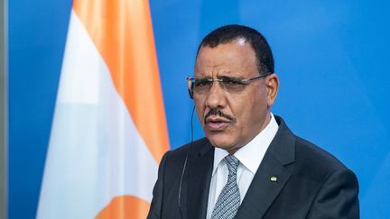 Le président du Niger, Mohamed Bazoum, le 8 juillet 2021 à Berlin. (BERND VON JUTRCZENKA / AFP)