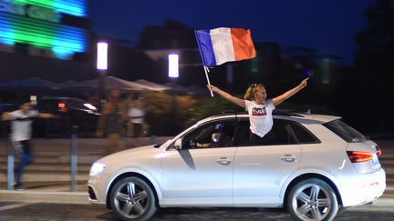 Le drapeau tricolore flotte dans les rues de Montpellier (Hérault).&nbsp; (SYLVAIN THOMAS / AFP)