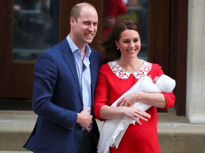 Le prince William et Kate Middleton présentent leur troisème enfant, le 23 avril 2018. (HANNAH MCKAY / REUTERS))