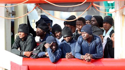 Des migrants, secourus par le navire "Ocean Viking" de l'ONG SOS Méditerranée, attendent de débarquer à Messine (Italie), le 24 septembre 2019. (GABRIELE MARICCHIOLO / NURPHOTO / AFP)