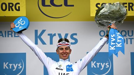 Le coureur slovène de l'équipe UAE Team Emirates, Tadej Pogacar, avec le maillot blanc du meilleur jeune sur le podium après la 3e étape du Tour de France,&nbsp;à&nbsp;Sonderborg au Danemark, le 3 juillet 2022. (ANNE-CHRISTINE POUJOULAT / AFP)