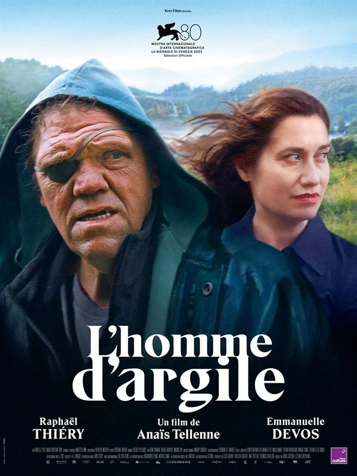 L'affiche de "L'Homme d'argile" d'Anaïs Tellenne : Raphaël Thiéry et Emmanuelle Devos (2024). (NEW STORY)