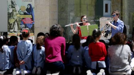 Deux musiciens donnent un concert devant des enfants palestiniens dans le cadre du projet mené par Ramzi Aburedwan (avril 2017) 
 (THOMAS COEX / AFP)