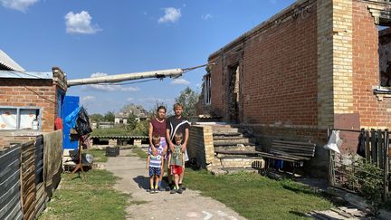 Tanya Vitkovskaya-Zadniprovska et Oleksandr Zadniprovsky posent avec leurs enfants devant leur maison en travaux à Kamianka (Ukraine), le 5 septembre 2023. (RAPHAEL GODET / FRANCEINFO)