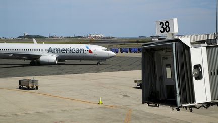 Un avion de la compagnie American Airlines, le 13 juin 2015, sur le tarmac de l'a&eacute;roport de Boston (Etats-Unis). (BRIAN SNYDER / REUTERS)