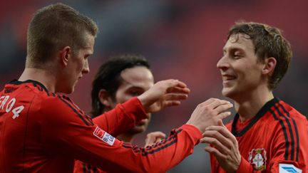 Lars Bender et Stefan Kiessling se congratulent (PATRIK STOLLARZ / AFP)