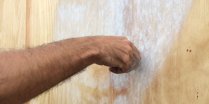 Julien (en.2o sur Instagram) travaille sa fresque directement sur le bois, à la craie.
 (Paméla Rougerie / Culturebox)