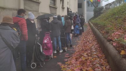 Une file d'attente d'étudiants devant l'association&nbsp;Co'p1&nbsp;solidarités étudiantes. (THÉO UHART / RADIO FRANCE)