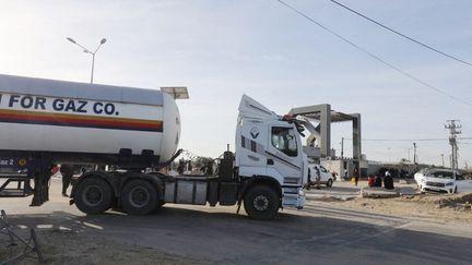 Un camion chargé de carburant pénètre dans la bande de Gaza, à la faveur de la trêve entre l'armée israélienne et le Hamas, le 24 novembre 2023. (ABED RAHIM KHATIB / ANADOLU / AFP)