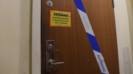 La porte d'un appartement à Haninge, au sud de Stockholm (Suède), où un homme d'une quarantaine d'années qui était maintenu enfermé par sa mère a été&nbsp;découvert, le 1er décembre 2020. (JONATHAN NACKSTRAND / AFP)