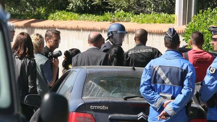 Claude Chossat (casque) lors de la reconstitution de l'assassinat de Richard Casanova, à Porto Vecchio le 8 avril 2011 (M. LUCCIONI / MAXPPP)