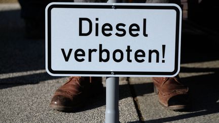 Panneau qui interdit les véhicules diesel porté par un écologiste lors d'une manifestation à Leipzig (Allemagne), le 22 février 2018. (SEBASTIAN WILLNOW / DPA-ZENTRALBILD)