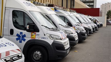 Des ambulances stationnées devant l'hôpital de la Timone, à Marseille, en septembre 2021 (photo d'illustration).&nbsp; (LUDOVIC MARIN / POOL)