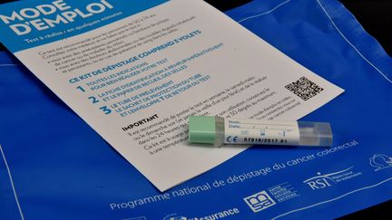 Un kit de dépistage du cancer colorectal, le 4 mars 2016 à Morlaix (Finistère). (MAXPPP)