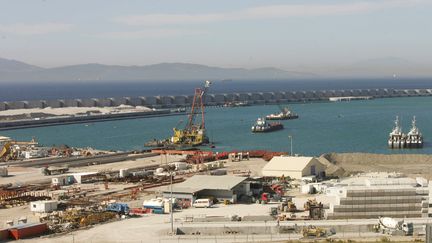 Le port de Tanger-Med&nbsp;(Maroc),&nbsp;o&ugrave; a &eacute;t&eacute; arr&ecirc;t&eacute; un jihadiste fran&ccedil;ais, le 26 juillet 2014. (ABDELHAK SENNA / AFP)