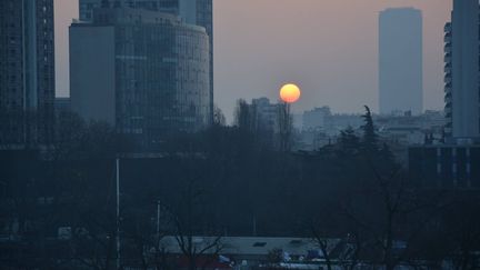 Lever de soleil au dessus de Paris. (JEAN-CHRISTOPHE BOURDILLAT / RADIO FRANCE)