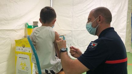 Opération de vaccination contre le Covid-19 dans un collège de Dordogne.&nbsp; (LISE ROOS-WEIL / FRANCE-BLEU PÉRIGORD)