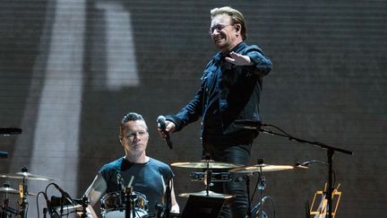 Le chanteur Bono et le batteur Larry Mullen Jr.&nbsp;du groupe U2, lors d'un concert à Houston (Etats-Unis), le 23 mai 2017.&nbsp; (SUZANNE CORDEIRO / AFP)