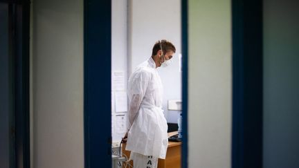 Un soignant ausculte un patient ayant des symptômes du Covid-19, le 15 août 2021, au dispensaire de Maripasoula (Guyane). (THIBAUD VAERMAN / HANS LUCAS / AFp)